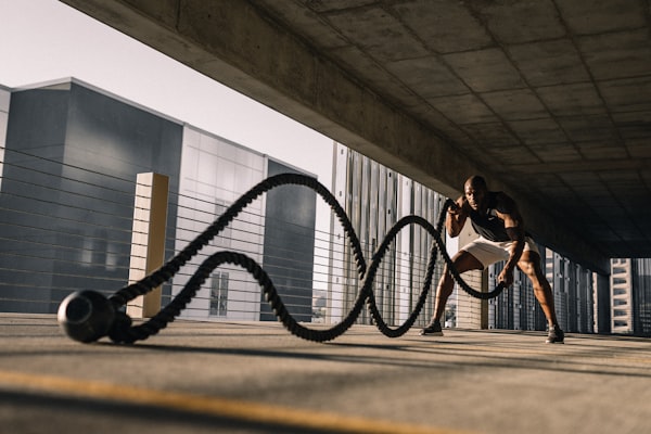 雅加达社区体育中心内青少年参与篮球活动