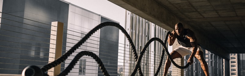 M88 msports 支持的印尼青少年田径训练场景，年轻运动员在跑道上训练